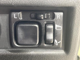 【電動格納ミラー】サイドミラーは電動格納式となっており、狭い駐車場でもキズがつくリスクを抑えられます。