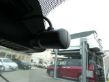 ドライブレコーダーは、車の運転中に前方の映像を記録する装置です。万が一の事故の際に、状況を記録して証拠として利用することができます。