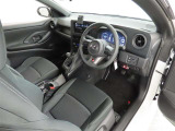 シンプルで使いやすいデザインの運転席です。