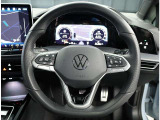 ステアリングホイール【フォルクスワーゲンマークが光る、握りやすい3本スポークのステアリング】