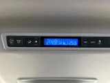 【リアオートエアコン】広い後部座席には必須の機能!風量や温度を自動で調整し前席と同様な車内環境にしてくれるリアオートエアコンを装備。夏の暑さも冬の寒さもストレスなく快適にお過ごしいただけます♪