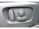 自分の最適なポジションにすぐにセットできるので、運転を始める前にシートの調整に時間を取られません。特に朝の忙しい時間帯や急いでいる時でも、ボタン一つでシートを自動的に調整できるため、非常に便利です。