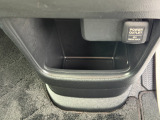 足元には便利なセンターロアボックスを設置。車内を整理しやすく、使い勝手の良さが魅力です。