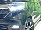 【LEDヘッドライト】悪天候や夜間走行時も良好な視界を確保し安心して運転できる高輝度LEDヘッドライトを装備!点灯速度が早く、消費電力も抑えられています。