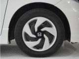 ◆純正ホイール装着車◆シンプルなデザインのホイールキャップ付きです。