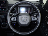 ハンドル左側にはオーディオ操作が出来るオーディオリモートコントロールスイッチ、右側にはHonda SENSINGとオートクルーズコントロールのスイッチを装備!
