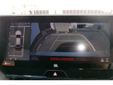 パノラミックビューモニター付きです。車両を上から見たような映像をディスプレイオーディオ画面に表示。運転席からの目視だけでは見にくい、車両周辺の状況をリアルタイムでしっかり確認できます。