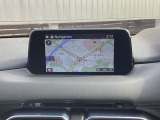【マツダコネクト】  オーディオ操作、車両装備、ナビ案内など、統合的にモニターできる見やすいサイズのディスプレイです。