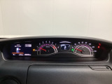 スピードメーターとタコメーターを大きく配した見やすいメーター部になっています。左側のインフォメーション画面でオドメーターや燃費などの情報を確認できます。