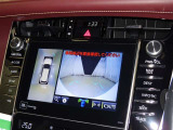 パノラミックビューモニターを装備。駐車場や交差点でクルマを真上から見るように周囲を確認できます。機能の詳細は販売店スタッフまでおたずねください。