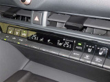 左右独立温度コントロールフルオートエアコンです。運転席、助手席それぞれで独立して温度設定ができます。冷え性の方が乗っても安心ですね♪