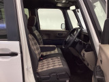【ベンチシート】運転席と助手席の移動もスムーズ!狭い駐車場での乗り降りや、お子様の乗り降りにも便利です。座席の間にコンソールボックスやドリンクホルダーがないため、車内空間が広く感じます。