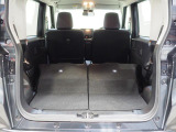 後席を左右とも倒した状態です。実用的な広さの荷室になります。