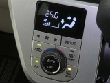 【オートエアコン】車内温度を感知して自動で温度調整をしてくれるのでいつでも快適な車内空間を創り上げます!どの席に座っても快適なドライブが楽しめます♪