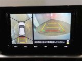 【パノラミックビュー&バックビュー】駐車時の安全確認をする為に車両上方からの映像と後方カメラからのを同時に表示しバックガイドも付いているのでバックの苦手な方でも安心して運転出来ますよ。