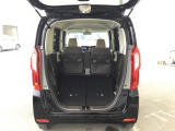 リアシートを前に倒せば荷室容量倍増!天井高・低床設計なので、高さのある荷物や重たい荷物も積み込みやすいですよ。
