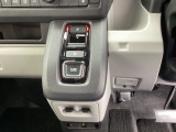ATセレクトレバーの代わりに指先で操作するエレクトリックギアセレクターを採用。スマートな操作が楽しめます。シフトスイッチ下部にパワーウインドウのスイッチがあります。