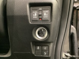 両側電動スライドドアは運転席から操作ができます。Hondaセンシング用のVSA(ABS+TCS+横滑り抑制)解除とレーンキープアシストシステムなどのメインスイッチも装備しています。