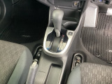 シンプルでとても使いやすいフロアシフトに、パーキングブレーキはハンドタイプのサイドブレーキです。