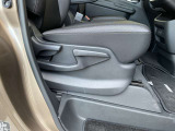 運転席シートリフター(ラチェット式)で、座面の高さも上下に動き、体格にあわせて調整ができ広々でゆったり運転できます♪