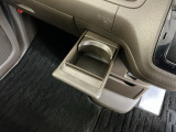 運転席からも助手席からも自由に使えるドリンクホルダーもついております。足元部分にはちょっとした小物を入れるのに便利な収納BOXもあります。