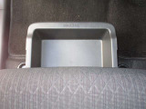 助手席シート下部には収納BOXが付いております。