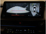 バックモニター付き。駐車の際のサポートとなり、必須アイテムのひとつですよね。それでも、バックする際は必ずご自身の目で確認をしてください。パノラミックビューで上から見下ろした視点でも確認できます!