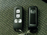 スマートキー付!キーを取り出さなくてもドアロックの施錠・開錠、エンジンの始動が出来ます!雨の日や荷物の多い日にとても便利ですね♪