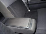 運転席と助手席の間には「ひじ置き兼小物入れ」も付いているのでリラックスして運転が出来そうですね!安全運転はお忘れなく!