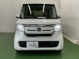 LEDヘッドライトを装備しています。LEDヘッドライトはとても明るく、雨の日や夜間走行も安全・安心です。オートライトコントロール付きで周囲の明るさに応じて自動で点灯・消灯します
