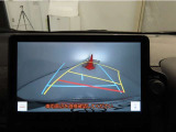 後方の見える安心をお届けするバックガイドモニター付:バックするときのアシストラインもあって楽々バック!車庫入れや縦列駐車をサポートし、苦手な駐車も安心です!今やもう手放せない装備ですネ♪