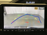 後方の死角を軽減し、狭い場所での切替しや駐車もしやすくなるバックモニターを装備しています。