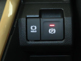 電動パーキングブレーキ&オートブレーキホールド機能付。「HOLD」スイッチを押しシステムONの状態にしておくことで信号待ちでブレーキを踏んで停車時ブレーキペダルから足を離してもブレーキを保持。楽です。