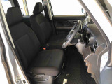 運転席の座面高さを調整できるシートリフターが付いています。いいですよ♪