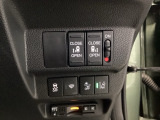 【両側パワースライドドア】です。リモコンや運転席のスイッチ操作で楽々自動開閉。