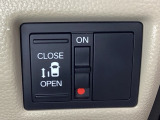 左側電動スライドドアは運転席からでも操作ができるように、ハンドル付近に開閉の操作スイッチが付いています。