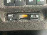 有料道路をキャッシュレスで通行できるETC車載器付きです。運転席足元に設置されています。ETCセットアップ費用は含まれておりません。別途必要となります。