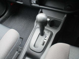 使い勝手の良い位置に配置された操作性の良いシフトレバーになってます。
