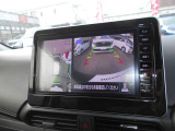 アラウンドビューモニター付き。空から見下ろしているかのようにクルマの周りの安全をディスプレイに映し出してくれます。周囲の状況がひと目で把できるため見通しの悪い場所での駐車もスムーズですよ。