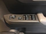 【パワーウィンドウスイッチ】ワンタッチで、パワーウインドウやドアミラーを操作できます。