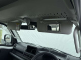 ミラー付きのサンバイザーが装備されています!