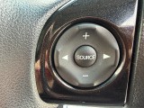 ステアリングから手を離さず操作できるオーディオスイッチを装備しています。