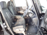 フロントシートはベンチシートです、運転席と助手席の移動が簡単です。真ん中にはアームレストも装備されています! また運転席シートの高さも調整できます。