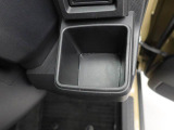 カップホルダーは運転席や助手席からちょうど手の届く位置です!!