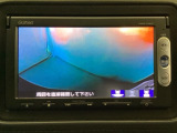 ギヤをR(バック)に入れるとナビの画面に後ろの映像が映るリアカメラ付です。後退時、コンディションが悪い視界でもカラーバックモニターがドライバーをサポートします。