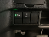 VSA装備車です。VSAはドライバーの操作と車の動きを見守っています。もし車の挙動が乱れたとき、4輪別々にブレーキをかけたり、エンジンパワーをしぼることによって車を安定させます。