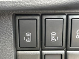 【両側パワースライドドア】キーや運転席のスイッチで後席両側スライドドアの開閉が可能♪電動だから力を入れてドアを開ける必要が無く、小さなお子様でも簡単に開け閉めでき快適です♪