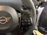 ステアリングボタン右側はオーディオやコマンドメモリースイッチ