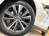 【純正18インチアルミホイール】外観にマッチした純正アルミホイールを装着しております。各種社外アルミホイールや、スタッドレスタイヤも取扱いしております。是非ご相談ください♪