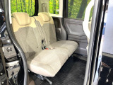 後部座席も気になるようなキズ・汚れやへたり等、大きなダメージはなく、良好な状態です。